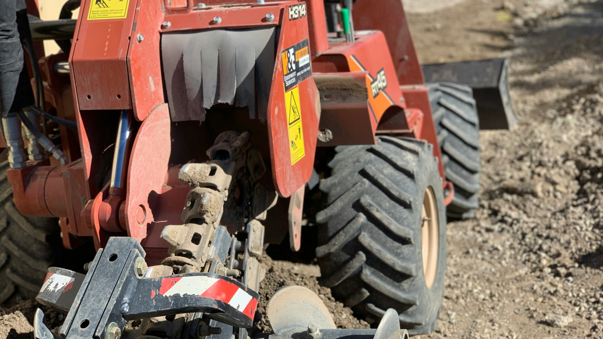 Sécurisation des travaux d&rsquo;excavation : L&rsquo;Importance du grillage avertisseur et de son code couleur