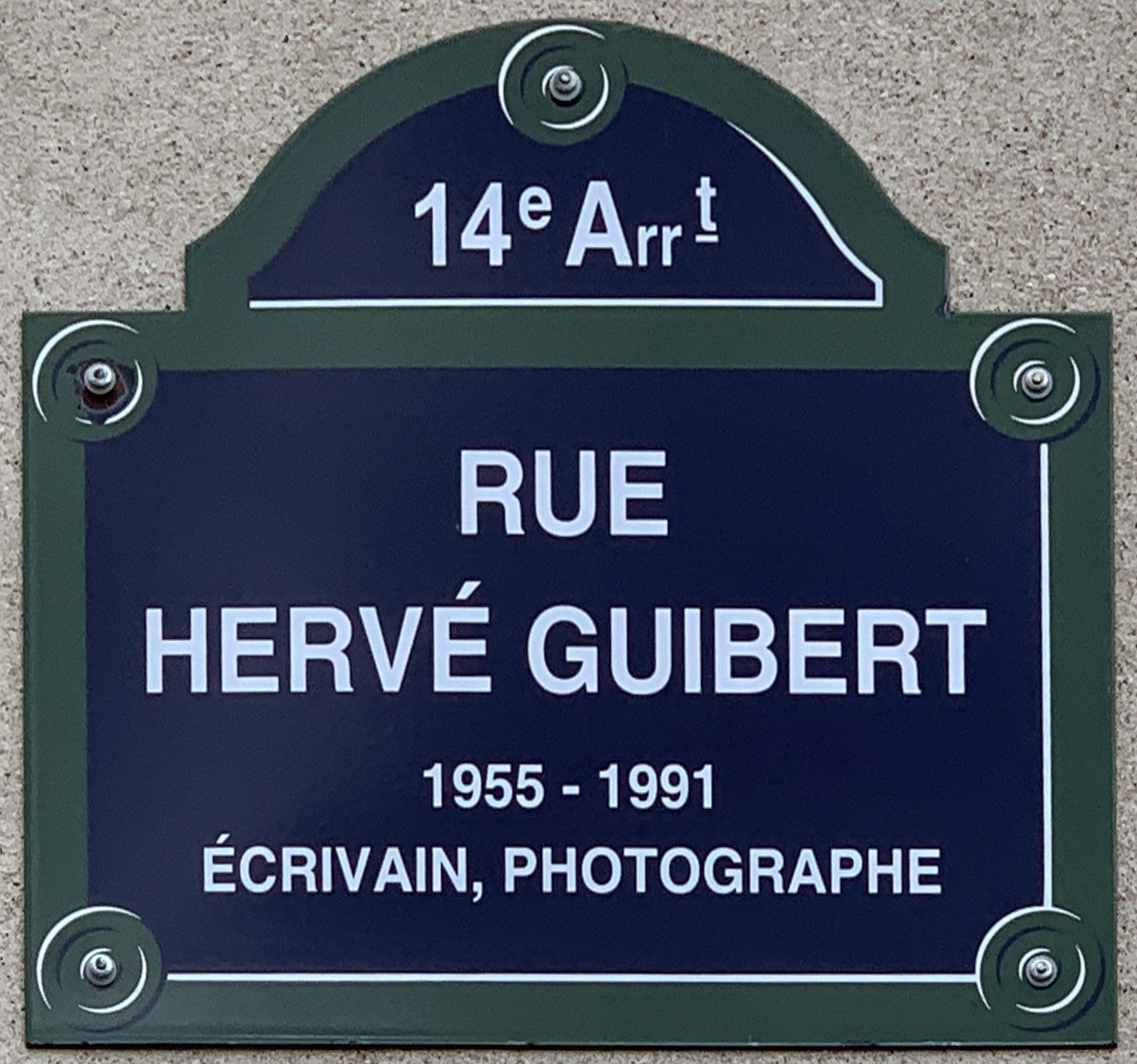 découvrez qui est l'épouse de philippe guibert, personnalité française du monde médiatique et politique. parcourez notre article pour en savoir plus sur sa vie privée et son parcours.