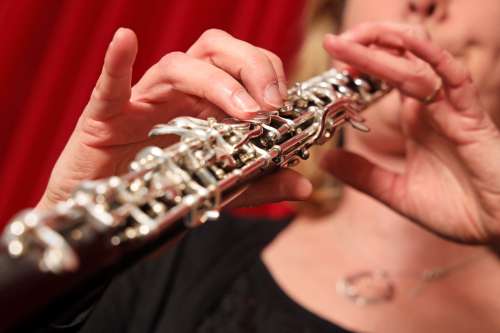 découvrez le hautbois : son processus de fabrication artisanal et ses multiples usages dans la musique classique et contemporaine.