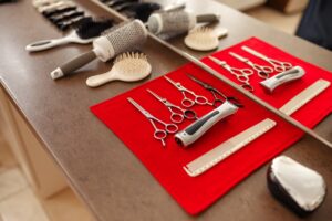 Comptoir équipé avec matériel professionnel dans un salon de thé