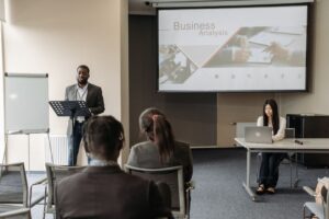 Porteur de projet travaillant sur son business plan et son prévisionnel financier